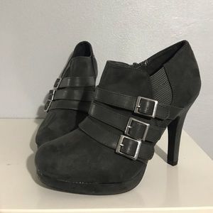 Size 7 Fergalicious gray booties